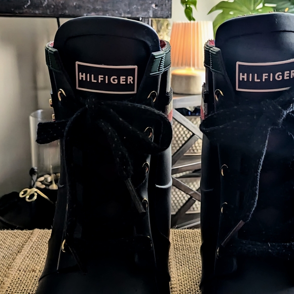 Tommy Hilfiger Navy Blue Rain Boots with Red and White Stripes - Picture 4 of 6